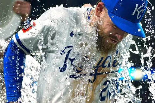 MLB／美聯龍頭被狙擊！Isbel延長賽致勝一擊當英雄　皇家7：4藍鳥
