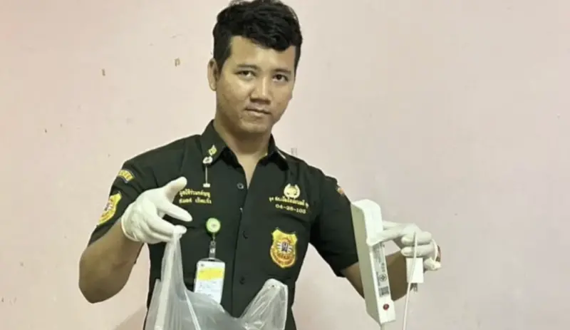 ▲泰國男子疑似因手機電路故障，造成觸電身亡。圖為警方搜集證物。（圖／翻攝自臉書）