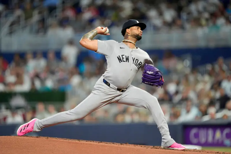 ▲MLB紐約洋基今（4）日迎來「火球男」希爾回歸，沒想到他僅投3.2局就被邁阿密馬連魚打下5分，加上打線手感不佳，終場洋基3：7不敵馬林魚，系列賽三連戰遭橫掃，這也是洋基隊史首次被馬林魚橫掃。（圖／美聯社／達志影像）