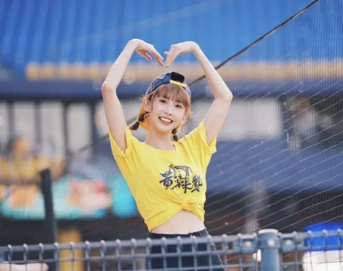 ▲粿粿一度引發網友認為她只是拿啦啦隊當成進入演藝圈跳板的質疑,支持她的網友覺得人生規劃有改變,也沒有什麼不可以。(圖/摘自粿粿IG) ▲粿粿一度引發網友認為她只是拿啦啦隊當成進入演藝圈跳板的質疑,支持她的網友覺得人生規劃有改變,也沒有什麼不可以。(圖/摘自粿粿IG)