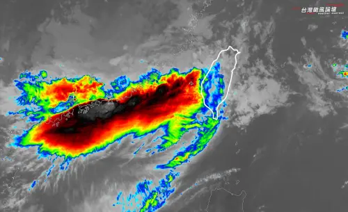 強烈雷雨帶出現！又肥又厚「停在台灣身邊」　今3地區雨勢最猛　
