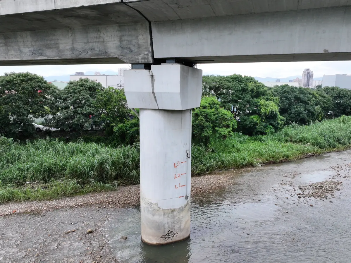 ▲今（4）日有網友在Threads上貼文懷疑，高鐵橋梁疑似出現裂痕，照片中橋梁部分顏色較為深邃。（圖／高鐵提供）