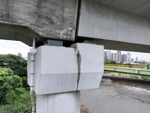 ▲高鐵公司表示，經確認為近日下雨產生之水痕，高鐵結構安全無虞。（圖／高鐵提供）