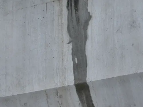 ▲放大來看，高鐵公司表示，確認是近日下雨產生的水痕。（圖／高鐵提供）