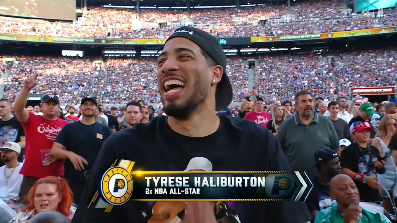 ▲NBA美國職籃 （National Basketball Association）印第安那溜馬（Indiana Pacers）球星哈利伯頓（Tyrese Haliburton）在今（4）日現身大都會人壽體育場（MetLife Stadium），參與了WWE年度盛事「夏日狂潮（SummerSlam）」，甚至還在賽事中「助攻」傳奇摔角手希南。（圖／取自WrestleTalk X）