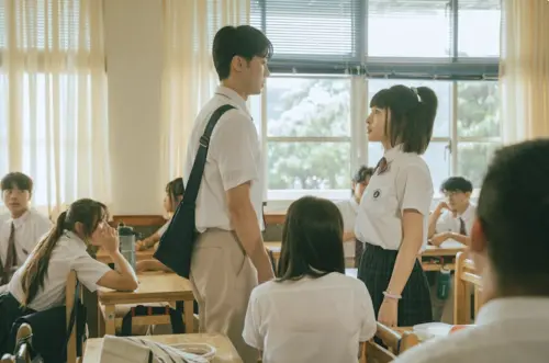 ▲峮峮（中右）在《夏日最後的祕密》，是性格坦率、主動對施柏宇（中左）表達好感的恰北北校花。（圖／阿榮影業提供）