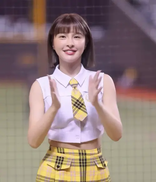 ▲峮峮本月分都還有排定在大巨蛋應援的日期，粉絲能親眼欣賞她的丰采。（圖／摘自峮峮IG）