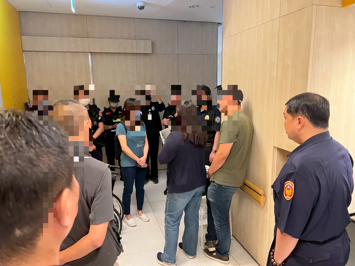 ▲黑衣人闖入高雄左營的博田醫院，警方出動快打部隊到場。（圖／警方提供）