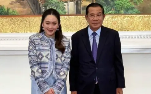 ▲泰國總理貝東丹（左）與柬埔寨前總理洪森（右）曾在官方場合會面。近期兩人通話錄音外洩事件引發泰國政壇爭議，並成為泰柬雙邊關係的焦點。（圖／翻攝自東華日報）