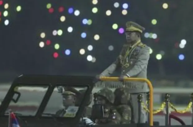 ▲緬甸軍政府領導人敏昂萊（Min Aung Hlaing），在閱兵典禮上檢閱部隊。（圖／美聯社／達志影像）