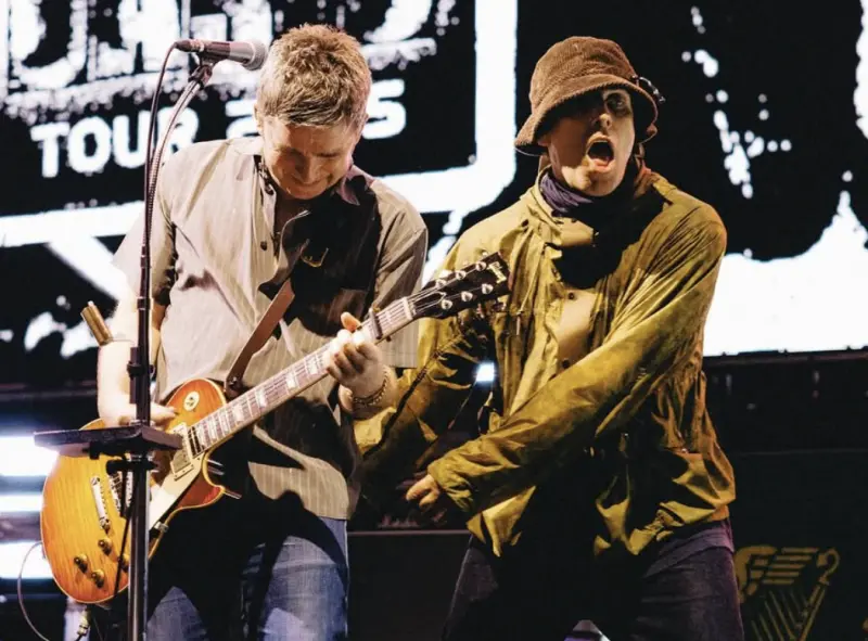 ▲英國綠洲合唱團在倫敦溫布利球場演唱，發生觀眾從看台墜落、身亡的意外，他們稍後也發表聲明，稱感到震驚與悲傷，像逝者的親友獻上悼念，不過隔天的演唱會並未取消。（圖／摘自IG）