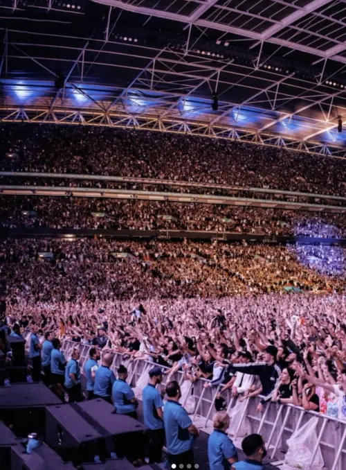 ▲綠洲合唱團的強大號召讓溫布利球場擠滿觀眾，在高處的觀眾如果不小心就會發生意外。（圖／摘自IG）