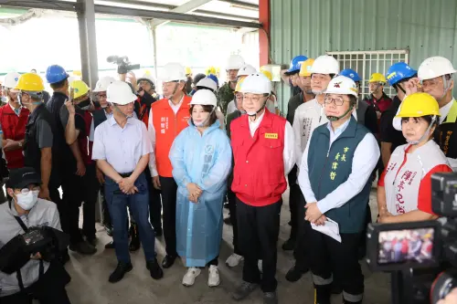 卓揆視察修繕民宅進度　黃偉哲：閒置校舍作為緊急收容處所
