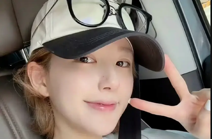 ▲趙露思（如圖）直播開槓銀河酷娛，沒想到直播中吃的麵、眼鏡、衣服都已經被搜出同款，且賣到斷貨。（圖／翻攝自微博）