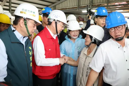 ▲卓揆慰問災區里長。(圖/南市府提供) ▲卓揆慰問災區里長。(圖/南市府提供)