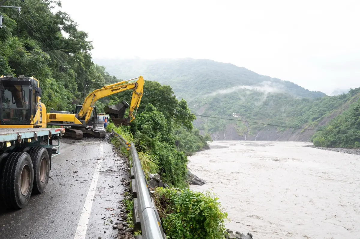 ▲臺灣受西南氣流影響，中、南部地區連日降下超大豪雨，多處山區道路阻斷。（圖／交通部提供）