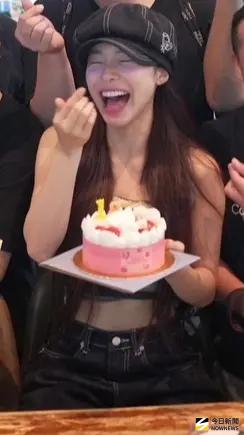 ▲李多慧在返回韓國前，跟粉絲在機場開心慶生。（圖／讀者提供）