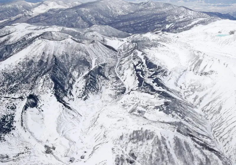 ▲位於日本群馬縣、長野縣交界的草津白根山，近日火山性地震次數增加，日本氣象廳於今（4）日上午將火山警戒等級提升至二級。資料照。（圖／美聯社／達志影像）
