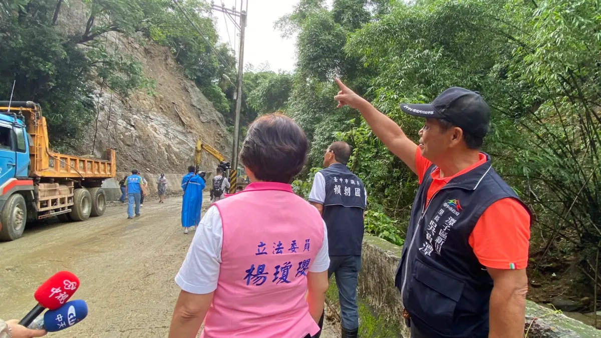 ▲潭子區新田里山區邊坡因連日豪雨沖刷，發生二度崩塌，中斷交通，立委楊瓊瓔會勘，要求市府儘速推動復建工程(圖／楊瓊瓔提供2025.8.4)