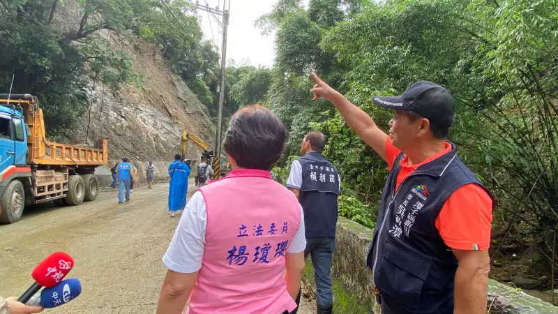 ▲潭子區新田里山區邊坡因連日豪雨沖刷，發生二度崩塌，中斷交通，立委楊瓊瓔會勘，要求市府儘速推動復建工程(圖／楊瓊瓔提供2025.8.4)