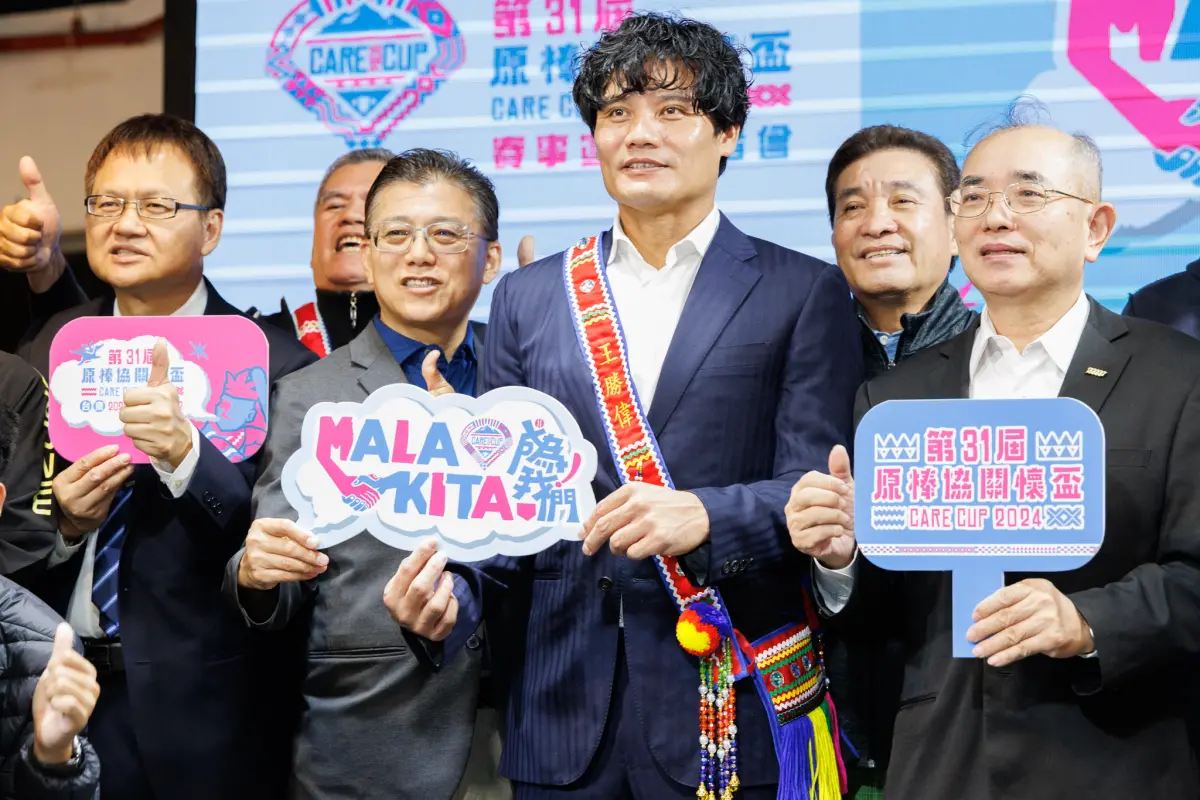 ▲關懷盃第31屆將在今年開打，今天記者會上特地舉行理事長交接儀式，由林智勝親自為王勝偉背上情人袋，象徵一種傳承。（圖／原棒協提供）