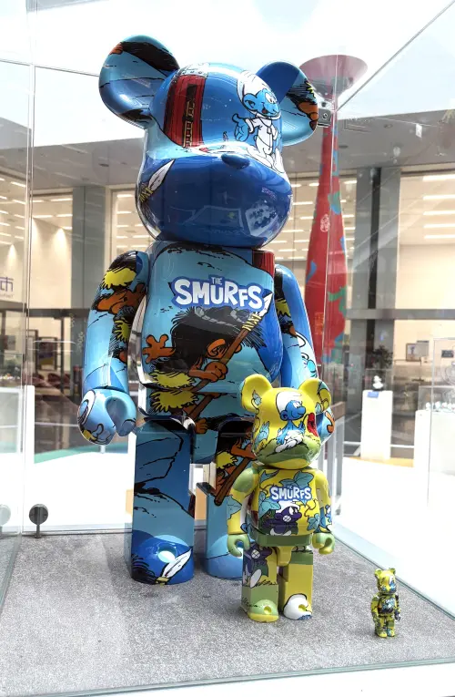 ▲日本潮玩品牌 Medicom Toy 推出的BE@R-BRICK聯名款,以藍色小精靈漫畫作為全身塗裝設計,將童年經典與潮流藝術完美結合，三種比例的視覺張力十足。（圖／記者顏幸如攝，2025.08.04）