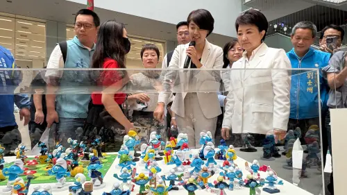 ▲許淑華向盧秀燕介紹她的可觀收藏。（圖／記者顏幸如攝，2025.08.04）