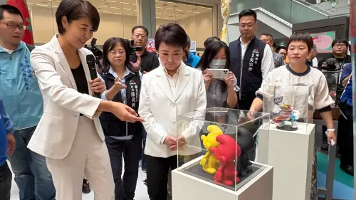 ▲許淑華向盧秀燕介紹比利時駐台代表送她的國旗色系藍色小精靈。（圖／記者顏幸如攝，2025.08.04）