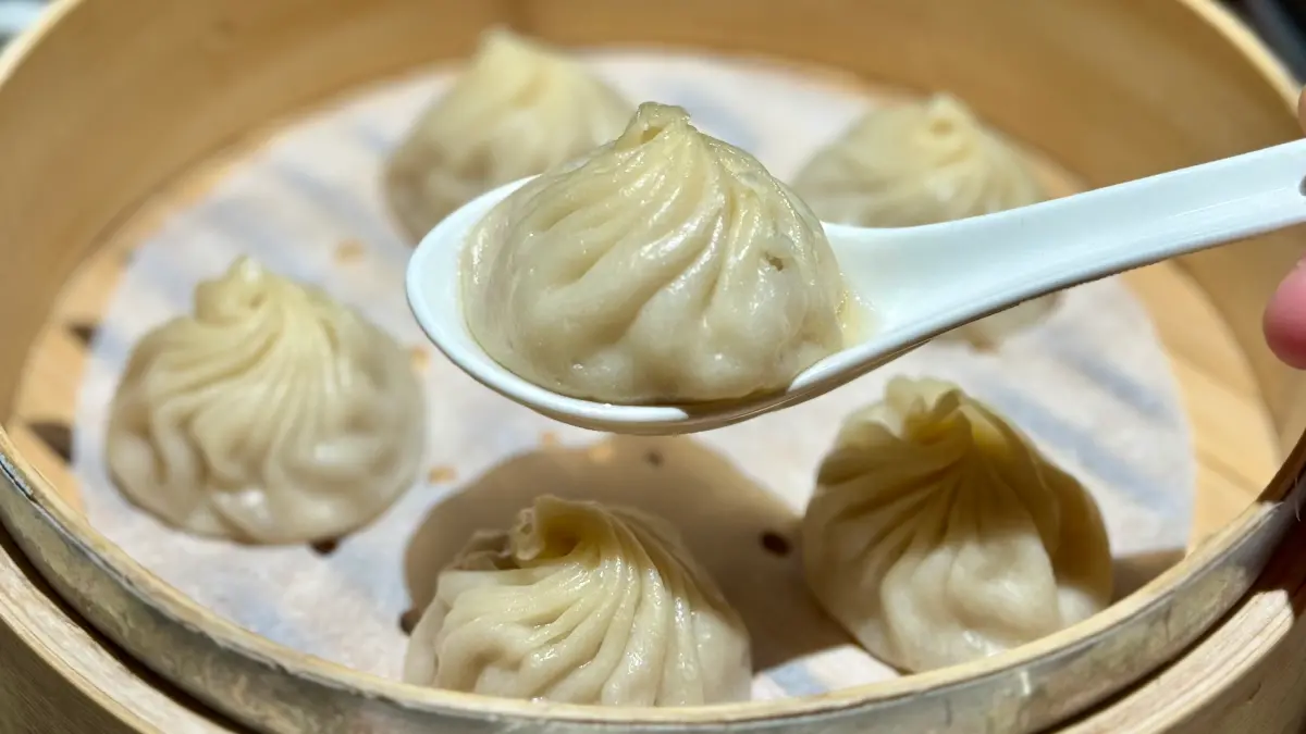 ▲▲漢來美食「漢來上海湯包」台北店進駐全新Dream Plaza統一百貨二館，18摺皮薄餡豐又多汁的小籠湯包，暑假明開幕優惠「一籠10元」吃6顆，菜單價格、排隊訂位資訊一次整理。（圖／記者蕭涵云攝）