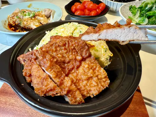 ▲「排骨蛋炒飯」360元，厚實排骨一吃上癮。（圖／記者蕭涵云攝）