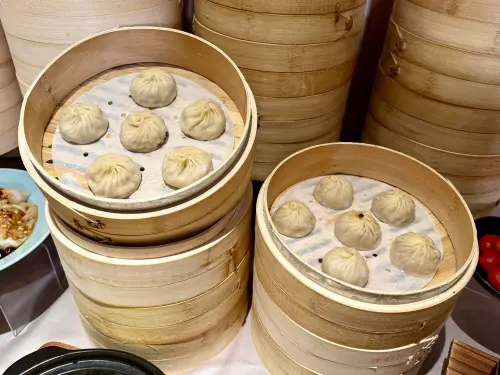 ▲漢來上海湯包必吃，左起：「招牌小籠湯包/6顆」130元、「麻辣小籠湯包」150元。（圖／記者蕭涵云攝）