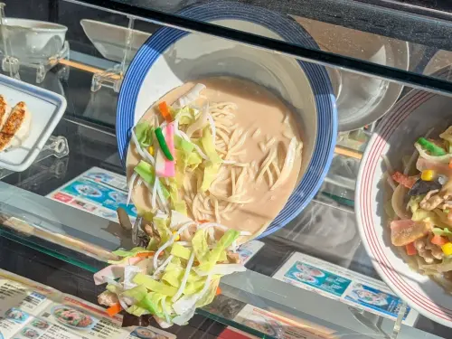 太熱了！日本高溫多地逼近40度　湯麵模型「熱到融化」湯全流出來
