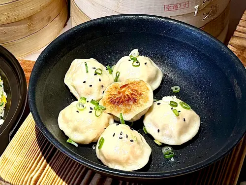 ▲「蝦肉生煎湯包/6顆」180元。（圖／記者蕭涵云攝）