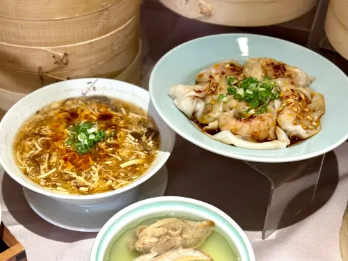 ▲左起：「酸辣湯」190元、「蝦肉紅油抄手/6顆」200元。（圖／記者蕭涵云攝）