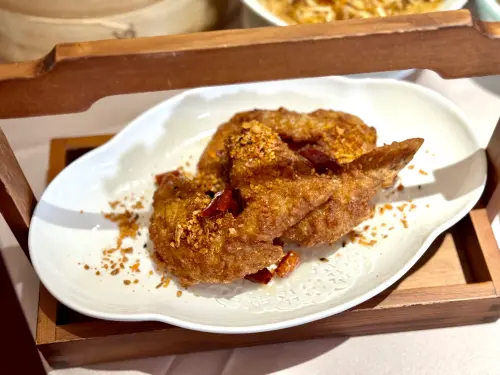 ▲「蒜香雞翅」打卡優惠有誠意。（圖／記者蕭涵云攝）