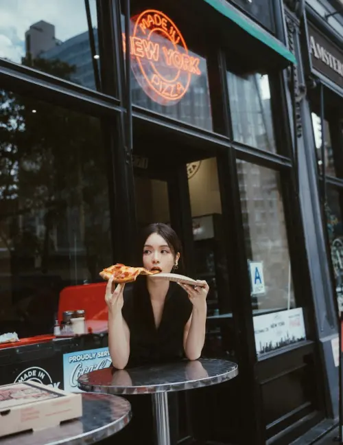 ▲宋芸樺在紐約出席影展活動,逮到空擋,享用披薩。(圖/快樂成長娛樂提供) ▲宋芸樺在紐約出席影展活動,逮到空擋,享用披薩。(圖/快樂成長娛樂提供)