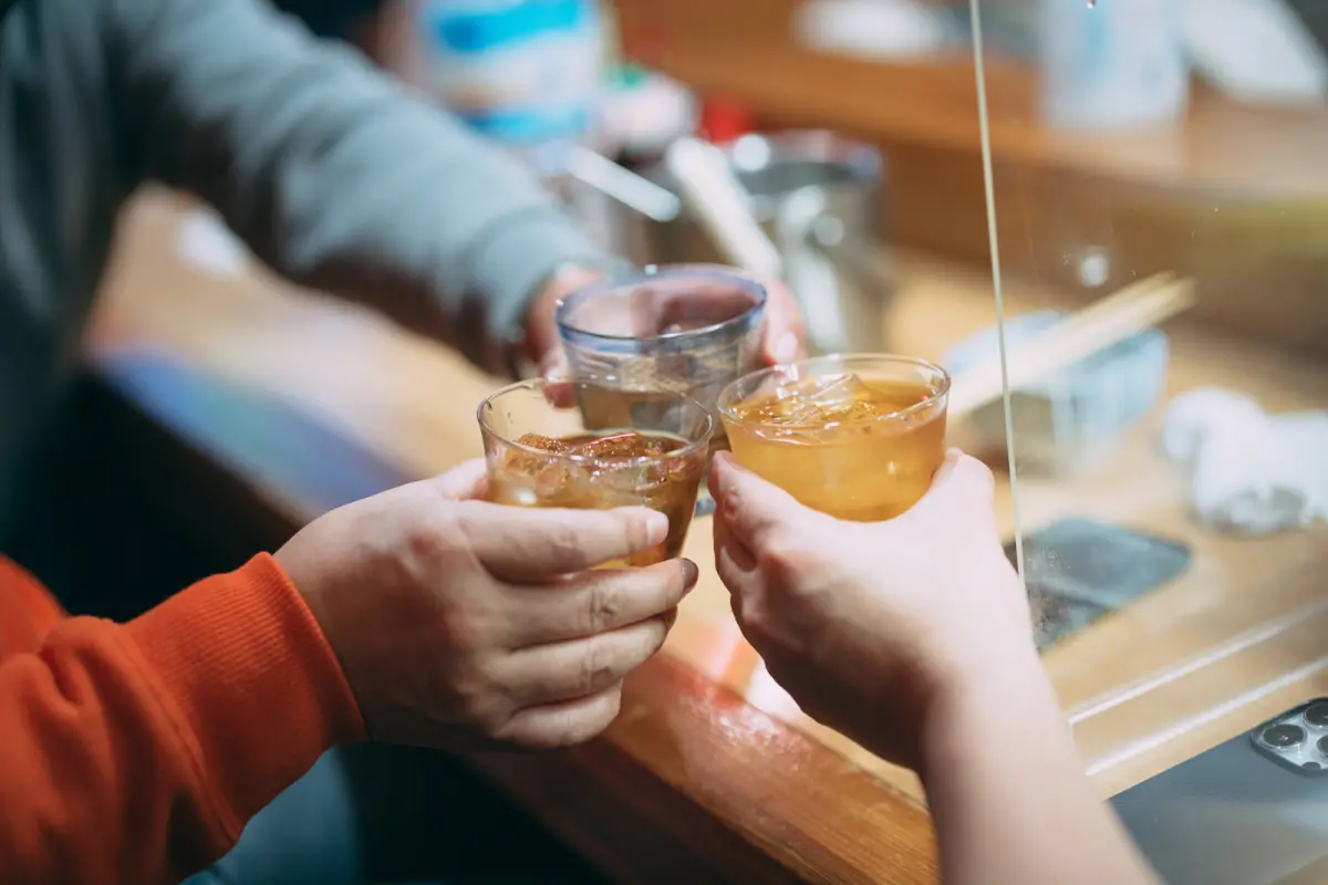 傷肝又傷腦！認知功能受損 5旬男喝酒助眠確診「酒精性失智症」