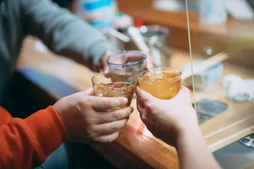 ▲日本職場在工作結束之後還會應酬，到居酒屋開「飲酒會」(飲み会)，一晚可以續攤好幾次。（示意圖／pakutaso）