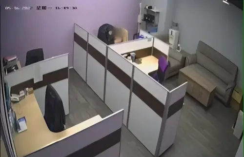 ▲監視器拍下，詹智能趁著與女員工在辦公室獨處時，從女員工後方先搭肩膀再環抱。（圖／讀者提供）