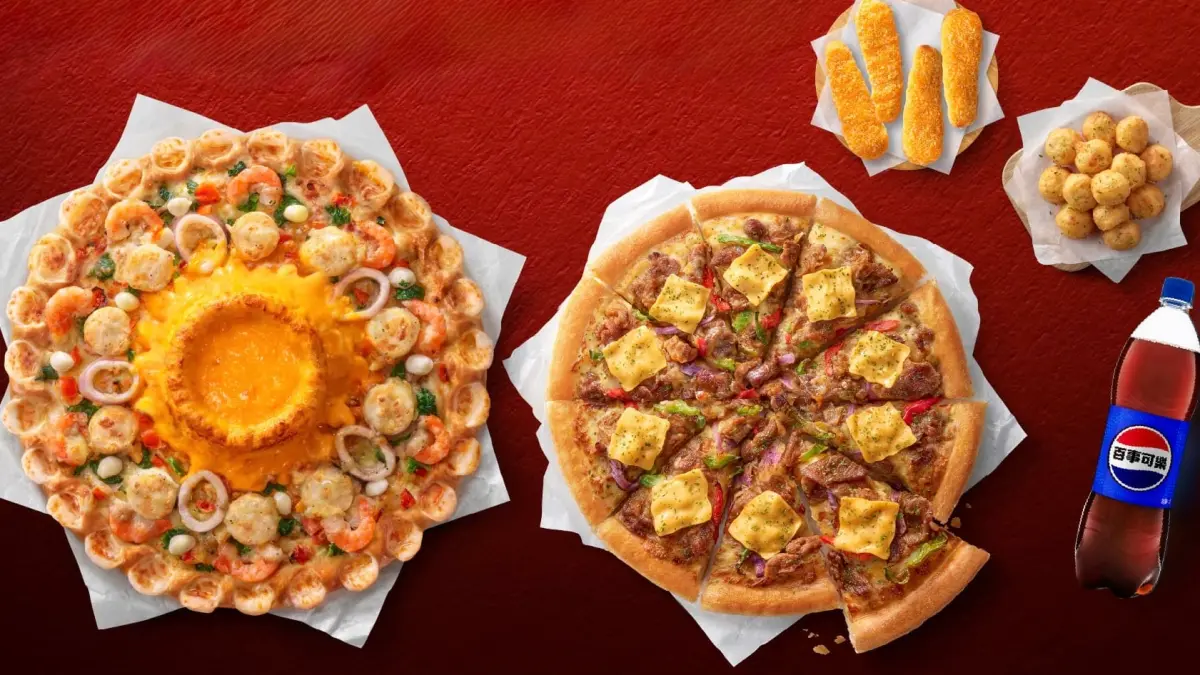 ▲8月父親節披薩大戰開打！必勝客「火山爸發餐」比買一送一便宜，「買1送4」雙大披薩＋雙副食＋飲料888元；達美樂新品「和牛堡排火山披薩」5折爽吃；拿坡里炸雞6折。（圖／必勝客提供）