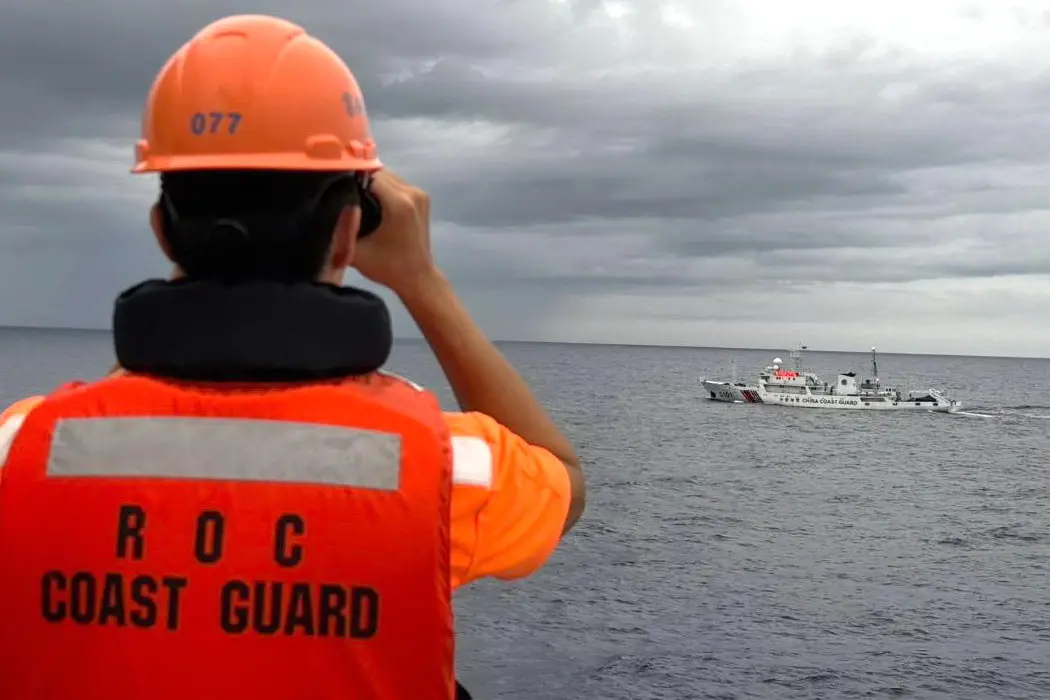 ▲中國大陸多艘海警船近日侵擾我國東沙海域，海巡署隨船監控中國海警船動向。(圖／海巡署東南沙分署提供)
