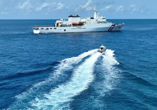▲中國大陸多艘海警船近日侵擾我國東沙海域，我國海巡署船艦前往監控中國海警船動向。(圖／海巡署東南沙分署提供)
