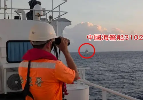 ▲中國大陸多艘海警船近日侵擾我國東沙海域，海巡署隨船監控中國海警船動向。(圖／海巡署東南沙分署提供)