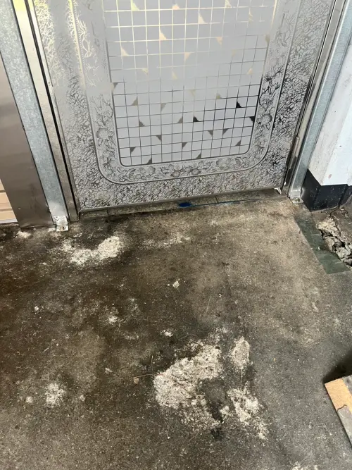 馬文君罷團志工據點疑遭潑酸性液體 南投警方要查了 ▲南投罷團志工據點門口疑被潑灑酸性液體,地面出現白色腐蝕痕跡。(圖/罷團提供,2025.08.04)