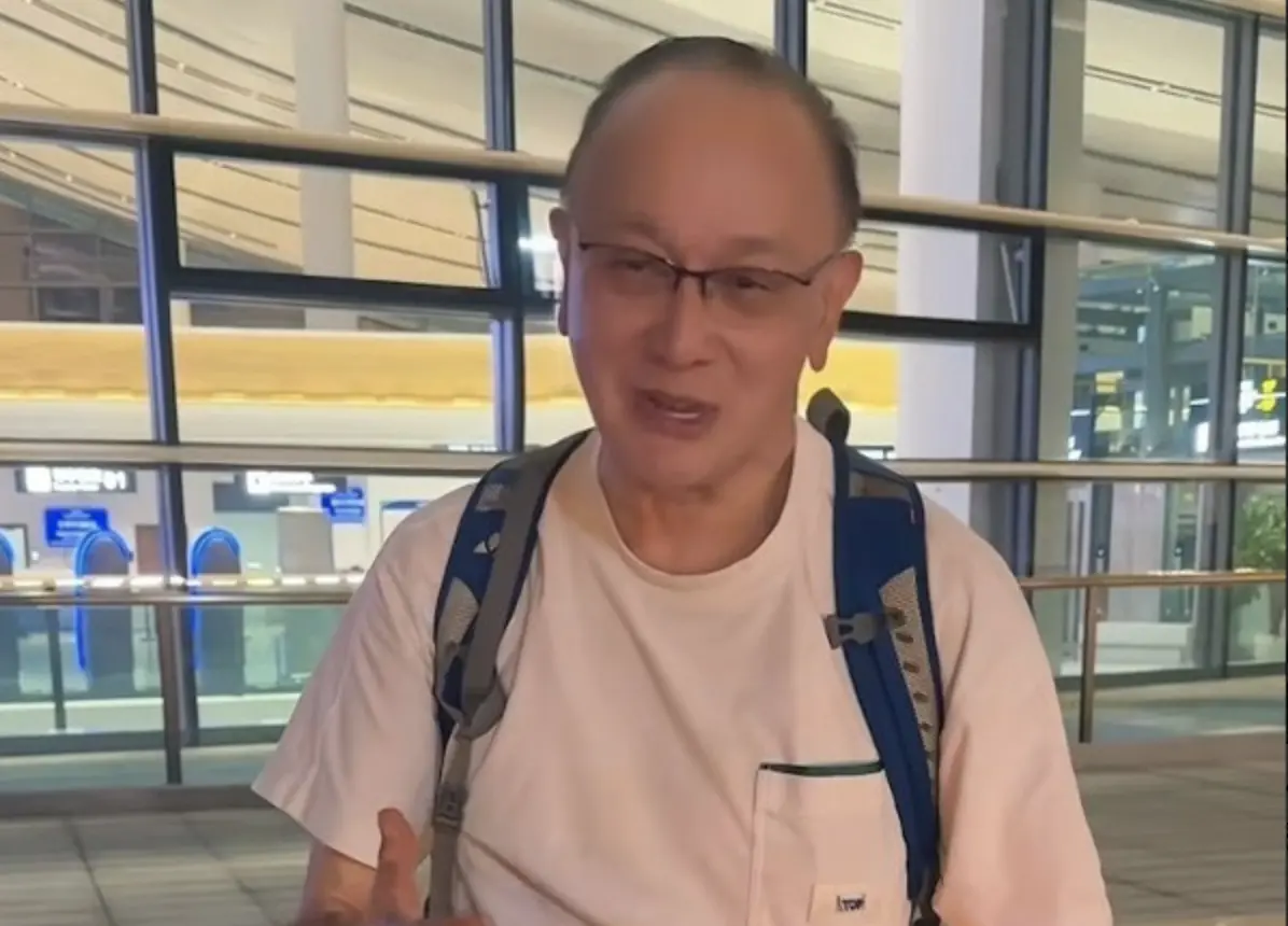 ▲75歲曹查理，曾經因半邊身體麻痺差點送命，現在決定從演藝界退休，回到香港安心靜養，開始隨心所欲過生活。（圖／摘自抖音）