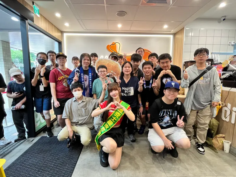 ▲味全龍與德克士展開聯名抽門票活動，還有小龍女當一日店長，前段時間由小映現身台北馬偕店，現場湧入上百民眾。（圖／味全龍提供）