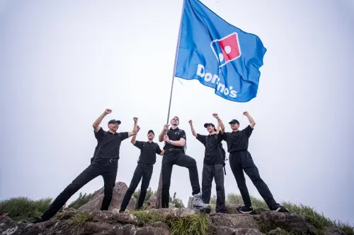 ▲達美樂執行長 Ben Oborne率領團隊，一同登頂七星山宣示捍衛火山霸主決心。（圖／達美樂提供）