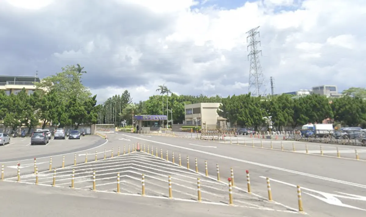 ▲國防部中山科學院桃園市大溪龍門院區今（4）日傳出火警，現場濃煙竄出。（圖／翻攝自GoogleMap）