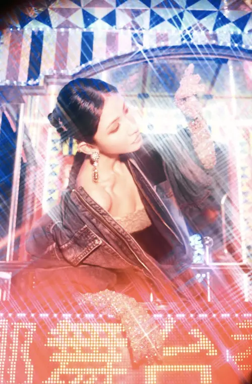 ▲李千娜新專輯以「電子花車」為主題,重新詮釋一些經典歌曲,讓聽眾充滿期待。(圖/環球音樂提供) ▲李千娜新專輯以「電子花車」為主題,重新詮釋一些經典歌曲,讓聽眾充滿期待。(圖/環球音樂提供)