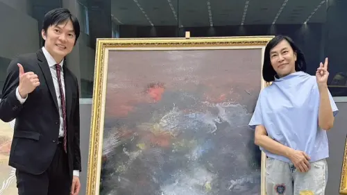 ▲論壇現場也同步展出來自新住民創作者的藝術作品。（圖／翻攝畫面）